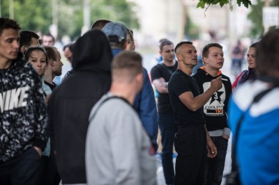 Tłumy przed komisariatem Wrocław Stare Miasto po śmierci 25-latka