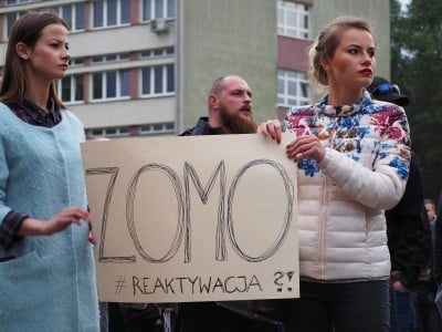 Zamieszki przed komisariatem, w którym zmarł 25-latek [ZDJĘCIA] - 1