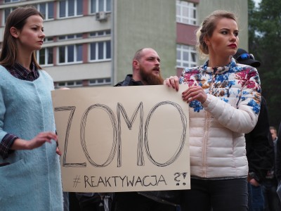 Zamieszki przed komisariatem, w którym zmarł 25-latek [ZDJĘCIA] - 10