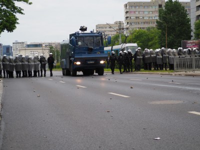 Zamieszki przed komisariatem, w którym zmarł 25-latek [ZDJĘCIA] - 19