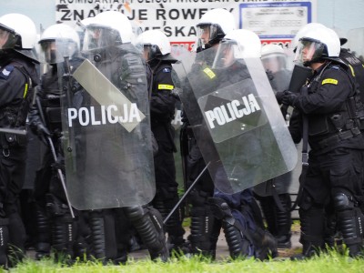Zamieszki przed komisariatem, w którym zmarł 25-latek [ZDJĘCIA] - 20