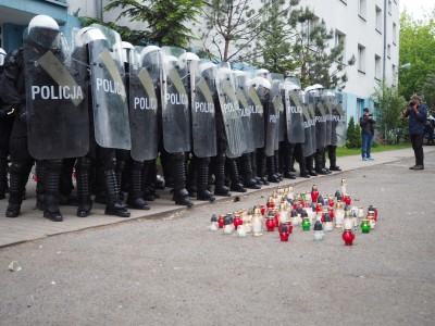 Zamieszki przed komisariatem, w którym zmarł 25-latek [ZDJĘCIA] - 4