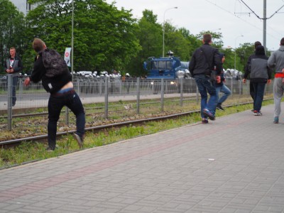 Zamieszki przed komisariatem, w którym zmarł 25-latek [ZDJĘCIA] - 8