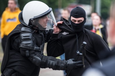 WROCŁAW: Kolejne zamieszki przed komisariatem przy Trzemeskiej (ZDJĘCIA, WIDEO) - 17