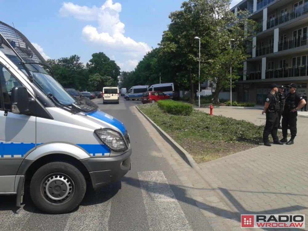 Bombiarz z Wrocławia w rękach antyterroryst&oacute;w. Przyznał się