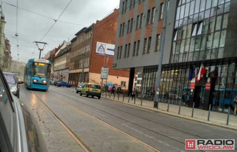 Wrocław: Wykolejony tramwaj na Placu Wróblewskiego - fot. Magdalena Różycka