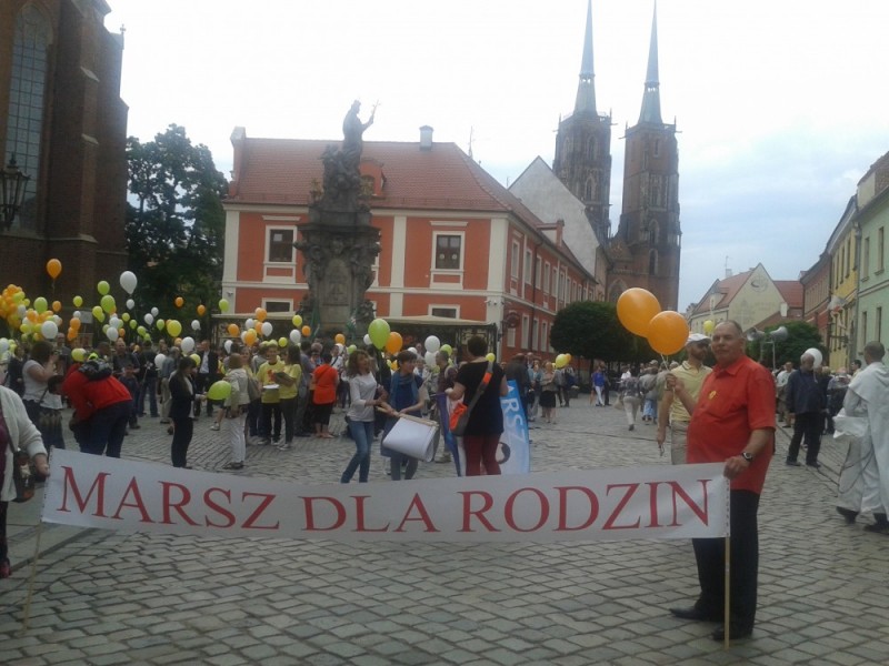 Marsz dla Rodzin idzie ulicami Wrocławia - Fot: Elżbieta Osowicz
