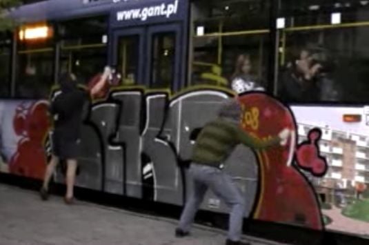 Wrocław: zobacz jak grafficiarze malują pociągi i tramwaje - (Kadr z wideo z YouTube)