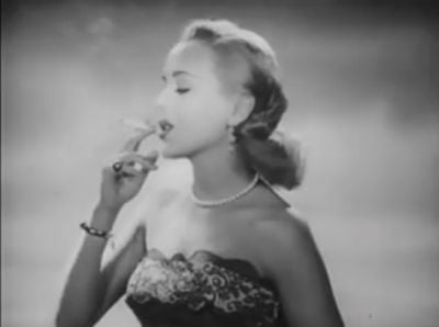 "Palenie jest zdrowe" (Zobacz) - (Kadr z reklamy cameli - za YouTube)
