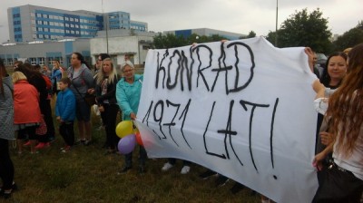 Cichy protest przyjaci&oacute;ł chorego Konrada z Legnicy (ZDJĘCIA)