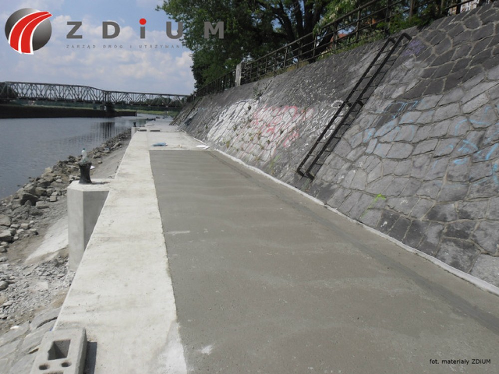 Wrocław: Ostatni miesiąc prac na budowie ścieżki pod mostami Warszawskimi