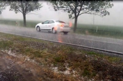 Konar spadł na samoch&oacute;d, wypadki, stłuczki. Oto skutki ulew