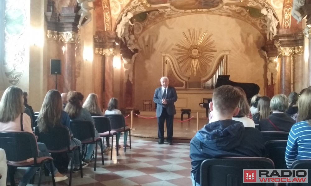 Rektor Uniwersytetu Wrocławskiego zagrał dla młodzieży z Białorusi