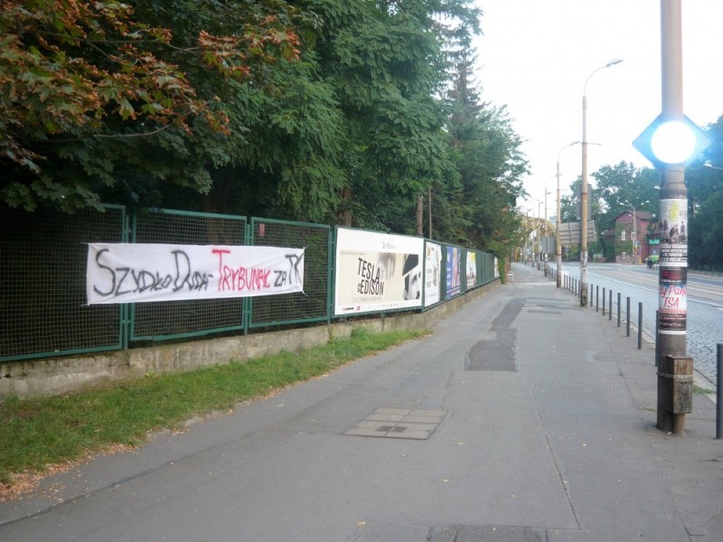 Antyrządowe plakaty. Zawisły w kilku miejscach we Wrocławiu - 