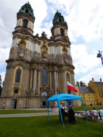 Tysiące pielgrzymów wędruje do Krzeszowa (ZOBACZ) - 1