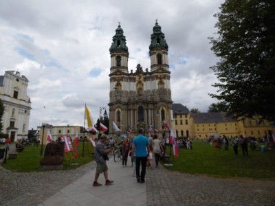 Tysiące pielgrzym&oacute;w wędruje do Krzeszowa (ZOBACZ)