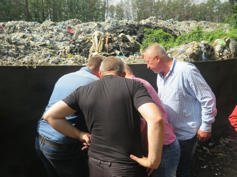 Kłopot mieszkańców Kłopotowa. Walczą ze składowiskiem plastiku - Fot: A. Andrzejewski