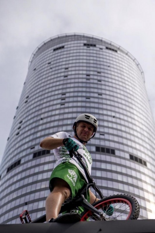 Zdobył Sky Tower pokonując 1142 schody na rowerze - Fot: fb K. Herby