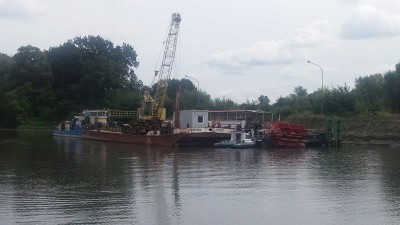 Wrocław: Wypompowują wodę ze statku przy Wybrzeżu Wyspiańskiego - 1
