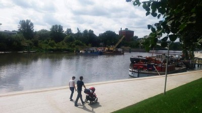 Wrocław: Wypompowują wodę ze statku przy Wybrzeżu Wyspiańskiego - 6