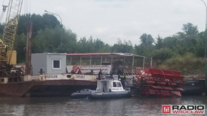 Wrocław: Wypompowują wodę ze statku przy Wybrzeżu Wyspiańskiego – fot. Elżbieta Osowicz