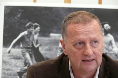 Postacie ze zdjęcia obrazującego Zbrodnię Lubińską na 20-złot&oacute;wce