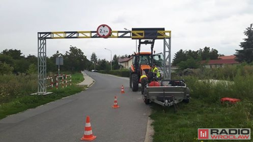 TIR-y zalewają Bielany Wrocławskie. Są zakazy, nie ma gdzie parkować