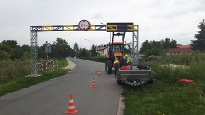 TIR-y zalewają Bielany Wrocławskie. Są zakazy, nie ma gdzie parkować - 0