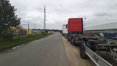 TIR-y zalewają Bielany Wrocławskie. Są zakazy, nie ma gdzie parkować - 2