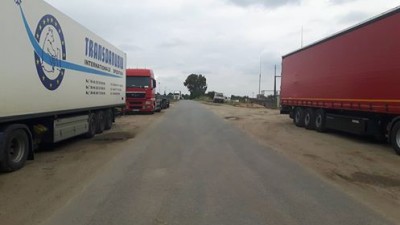 TIR-y zalewają Bielany Wrocławskie. Są zakazy, nie ma gdzie parkować - 3