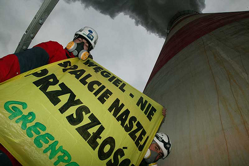 Dlaczego Greenpeace wdrapuje się na kominy elektrowni? (Posłuchaj) - (Fot. Flickr / Greenpeace - Nick Cobbing)