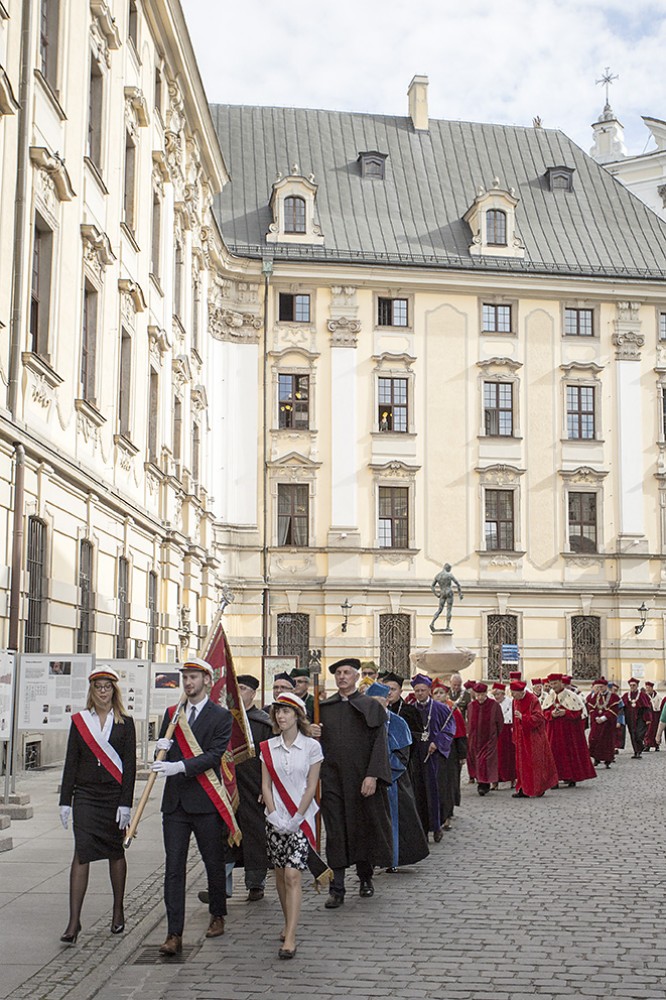 Studenci Uniwersytetu Wrocławskiego oficjalnie rozpoczęli rok akademicki