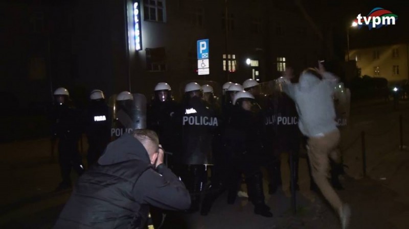 Zamieszki przed komisariatem w Miliczu - Zdjęcia: Tvpm Telewizja Powiatu Milickiego