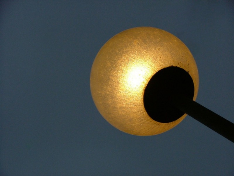 Ciemno wszędzie...Dlaczego lampy we Wrocławiu tak szybko gasną? - zdjęcie ilustracyjne