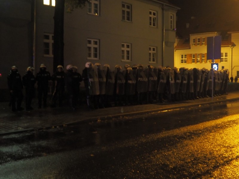 Kolejna manifestacja przed komendą w Miliczu i apel rodziny 21-latka – fot. Piotr Kaszuwara