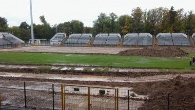 Spychacze na legnickim stadionie. Będzie podgrzewana murawa - 0
