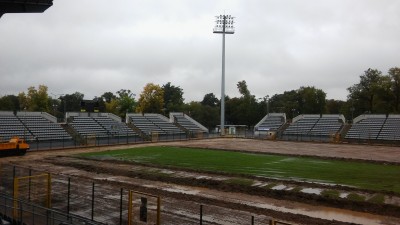 Spychacze na legnickim stadionie. Będzie podgrzewana murawa - 1