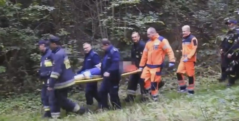 Policjanci odnaleźli ranną kobietę, która zgubiła się w lesie (FILM) - fot. screen z YT