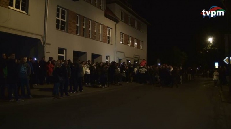 Milicz: Policja mówiła, że nie ma monitoringu, prokuratura bada jednak nagrania - Październikowe zamieszki pod komisariatem