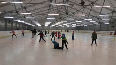 Najmłodsi uczą się jazdy na łyżwach i gry w hokeja (ZDJĘCIA)
