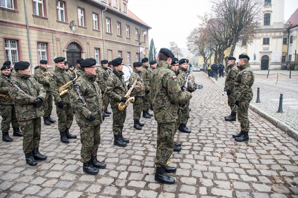W Trzebnicy odsłonięto pomnik ofiar Katynia i katastrofy w Smoleńsku (ZOBACZ)