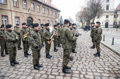 W Trzebnicy odsłonięto pomnik ofiar Katynia i katastrofy w Smoleńsku (ZOBACZ) - 0