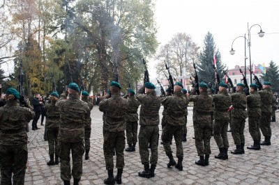 W Trzebnicy odsłonięto pomnik ofiar Katynia i katastrofy w Smoleńsku (ZOBACZ) - 12