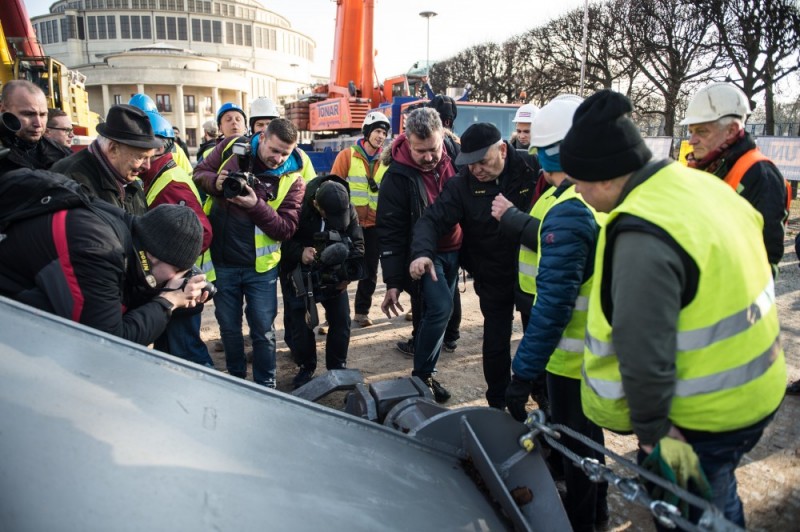 Wrocław: Podczas podnoszenia Iglicy pękł gwint – zdjęcia: Andrzej Owczarek