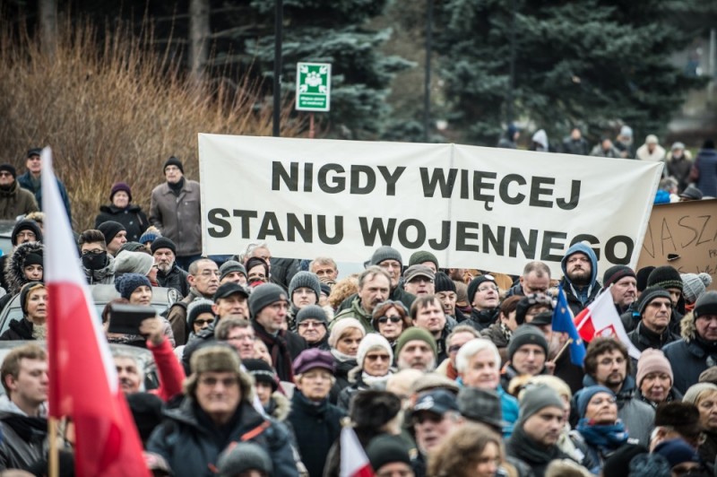 Manifestacja opozycji przed Urzędem Wojewódzkim –