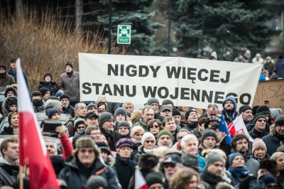 Manifestacja opozycji przed Urzędem Wojew&oacute;dzkim