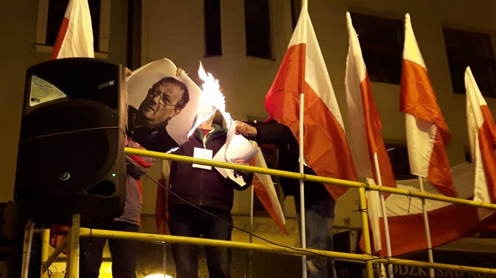 Manifestacja narodowc&oacute;w. Spalono zdjęcia Wałęsy, Michnika i Baumana
