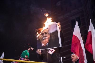 Manifestacja narodowc&oacute;w. Spalono zdjęcia Wałęsy, Michnika i Baumana