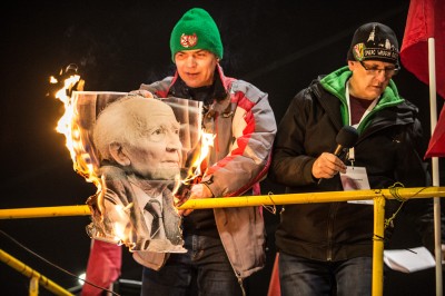 Manifestacja narodowców. Spalono zdjęcia Wałęsy, Michnika i Baumana - 15