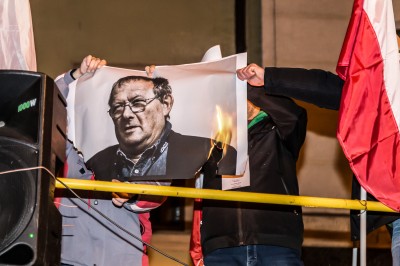 Manifestacja narodowców. Spalono zdjęcia Wałęsy, Michnika i Baumana - 4